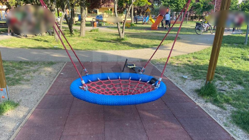 Cade da un gioco nel parco: grave bambino di 11 anni