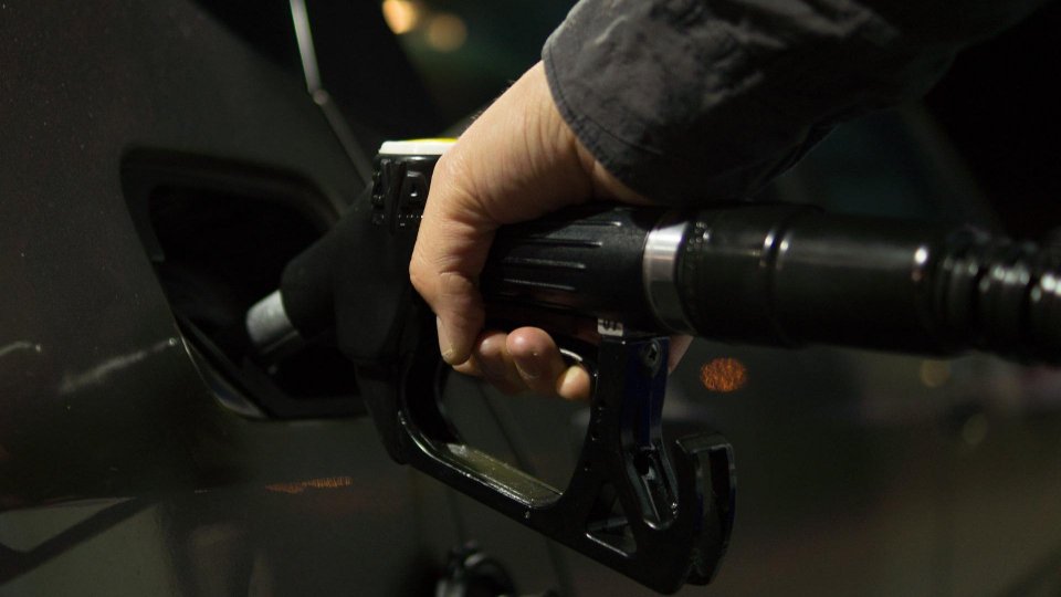 Benzina: Qe, prezzo self sale a 1,952 euro al litro, servito fino a 2,165