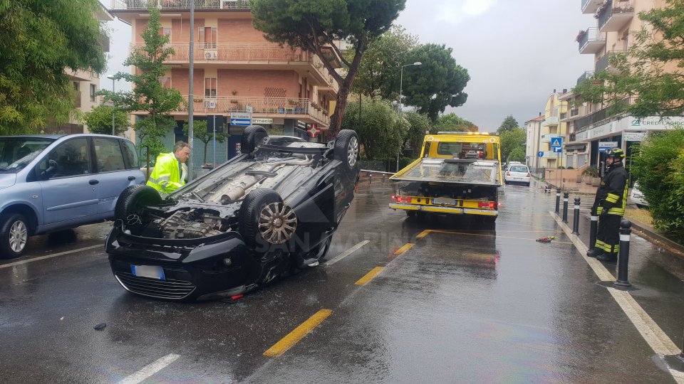 Rimini: auto si scontra contro un paletto di ferro e carambola