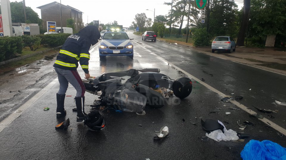 Rimini: scooterone si scontra contro un'auto sulla via Emilia