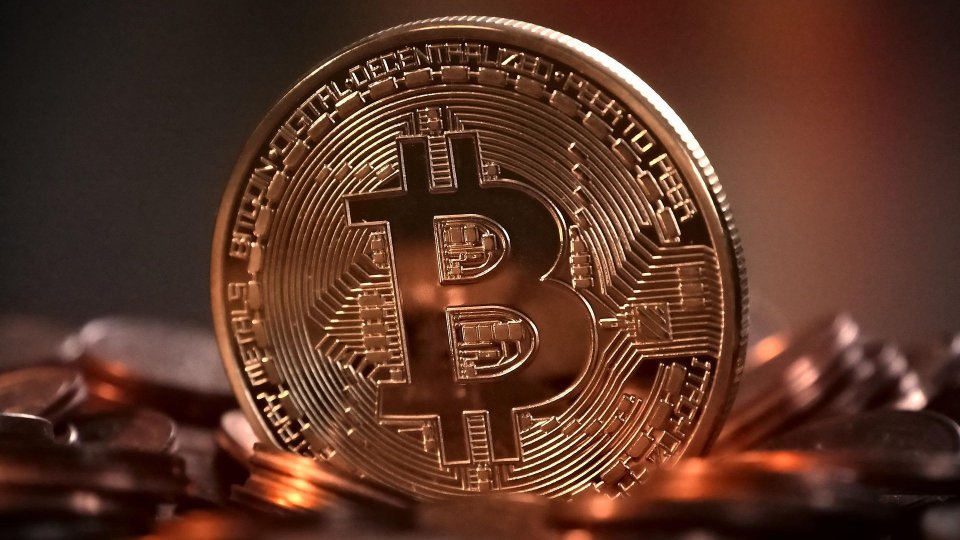 Bitcoin crolla sotto i 24.000 dollari, prima volta dal 2020