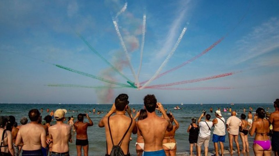 Rimini Air Show: il cielo si colora con lo spettacolo di aerei e paracadutisti