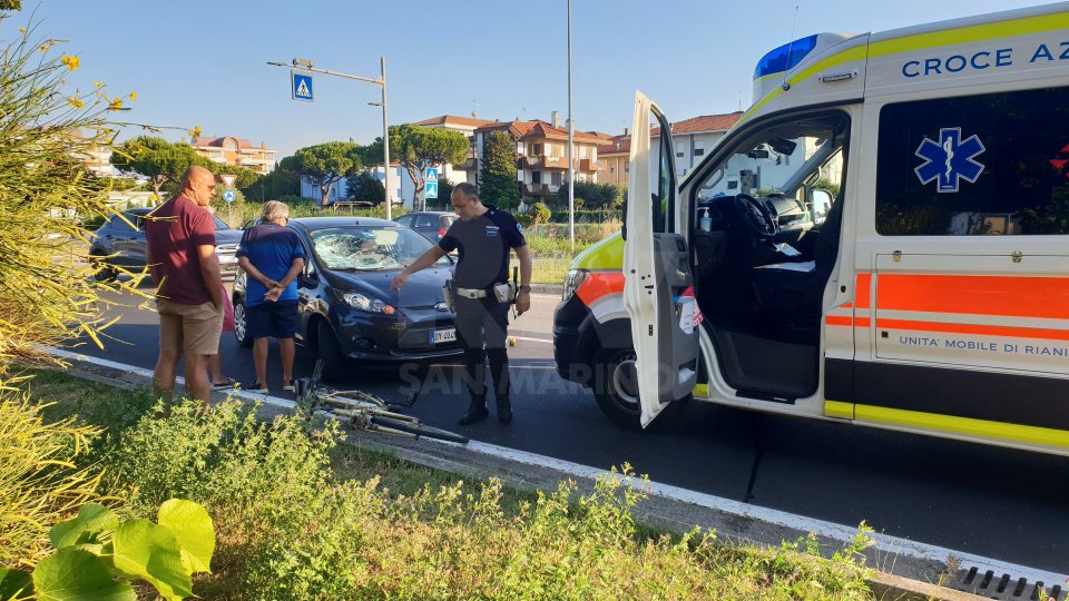 Auto contro ciclista a Rimini: trasportato a Cesena