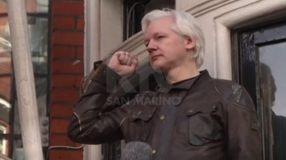 Il governo britannico predispone l'estrazione negli USA di Julian Assange