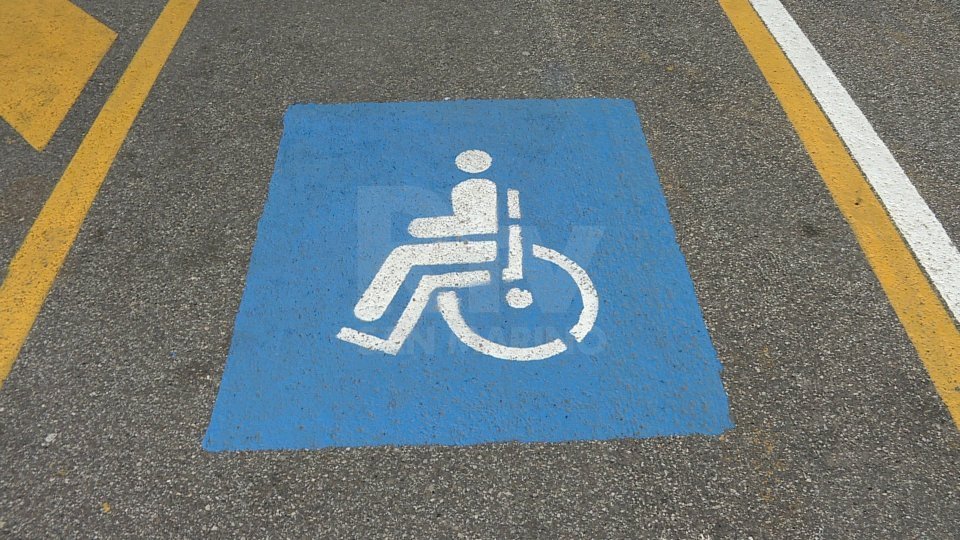 Un nuovo decreto legge stabilisce la libera circolazione delle macchine per persone disabili lungo i percorsi ciclabili. Gli Assessori Gianfreda e Frisoni: “Una modifica del codice stradale per una mobilità più inclusiva"
