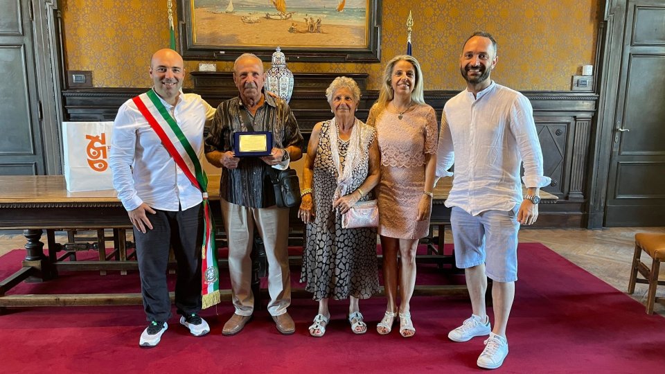 Da 50 in vacanza a Cattolica, "targa fedeltà" alla famiglia Notareschi