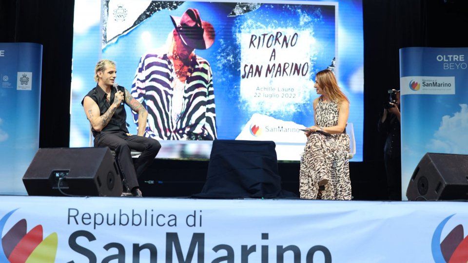 Achille Lauro torna a San Marino: "ho tanta musica da pubblicare" e fa la foto con tutti i fan