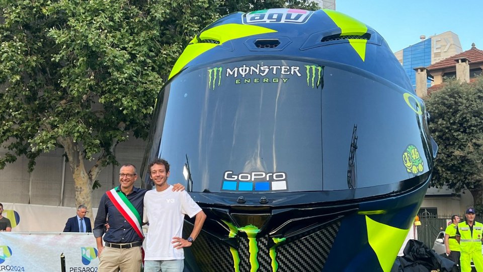 A Pesaro arriva casco gigante dedicato a Valentino Rossi [fotogallery]