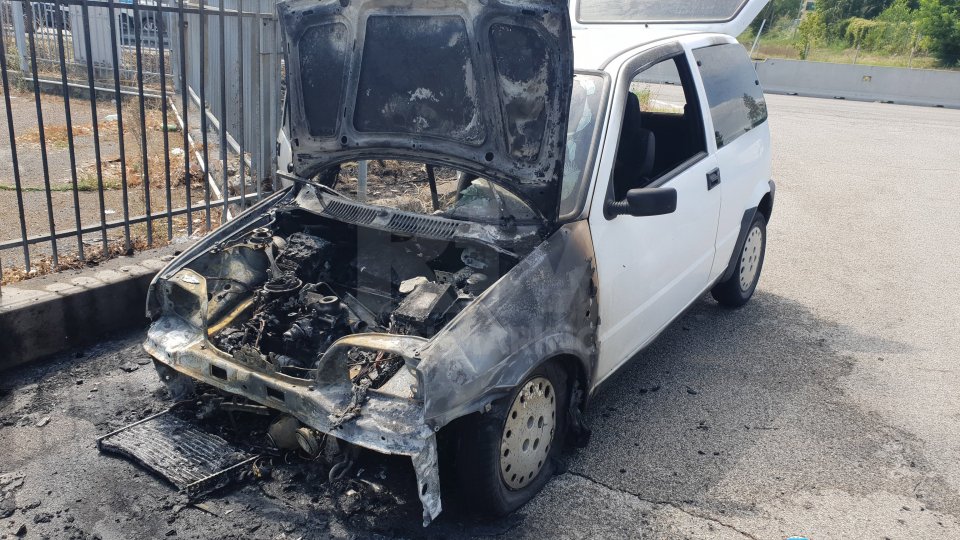 [Fotogallery] Rimini: auto prende fuoco sulla superstrada, illesa 84enne