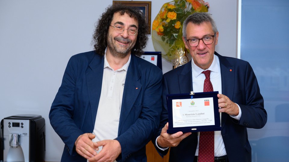 La consegna al prestigioso ospite Maurizio Landini, da parte del Segretario CSdL Merlini, della targa in ricordo della sua storica visita a San Marino