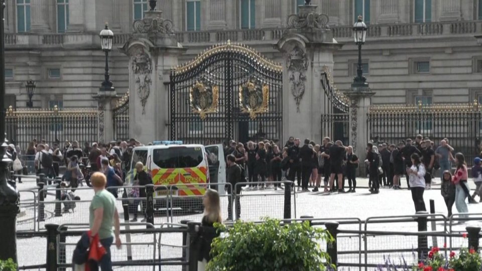 Allarme per la Regina Elisabetta: tutti e quattro i figli al capezzale. Folla fuori da Buckingham Palace