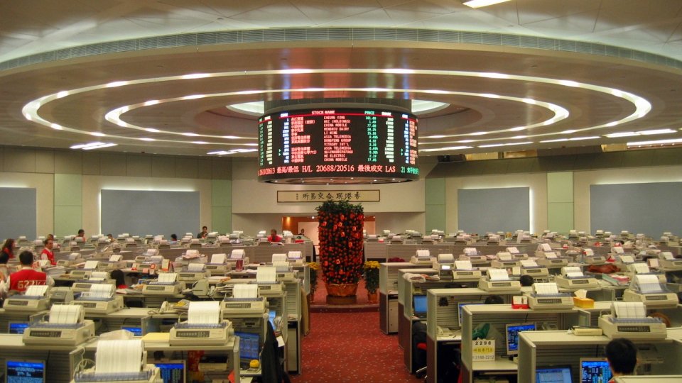 In foto: l'interno della Borsa di Hong Kong. Immagine di: @WiNG (Licenza creative commons)