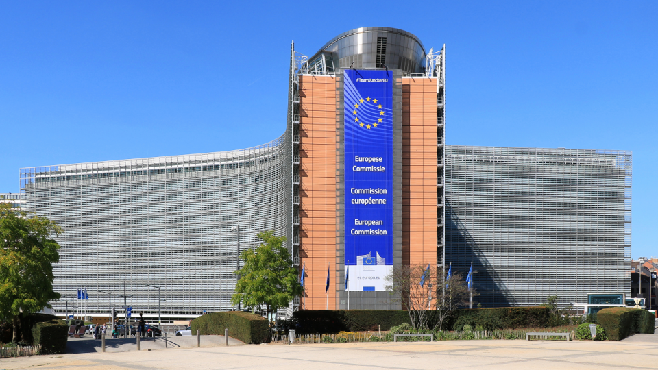 In foto il Palazzo della Commissione europea. Immagine di @EmDee (Licenza creative commons)