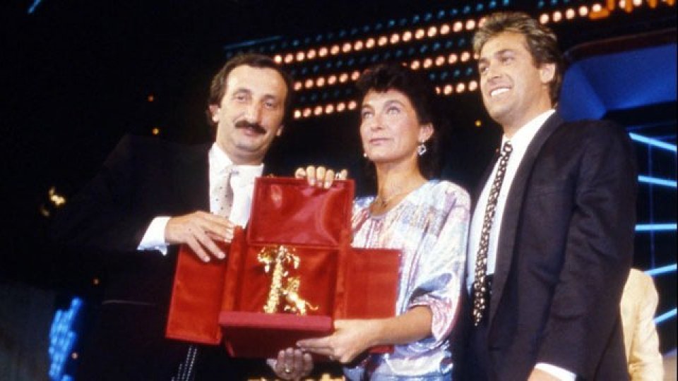 I Ricchi e Poveri durante la premiazione del Festival di Sanremo 1985. A sinistra: Franco Gatti (Immagine di pubblico dominio).