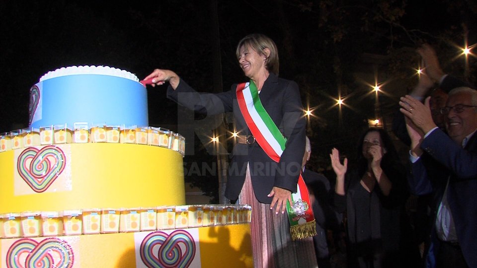 Riccione compie 100 anni. Il taglio della torta da parte del Sindaco Angelini"Tanti auguri Riccione": ieri sera la festa per il compleanno della città a Villa Lodi Fè