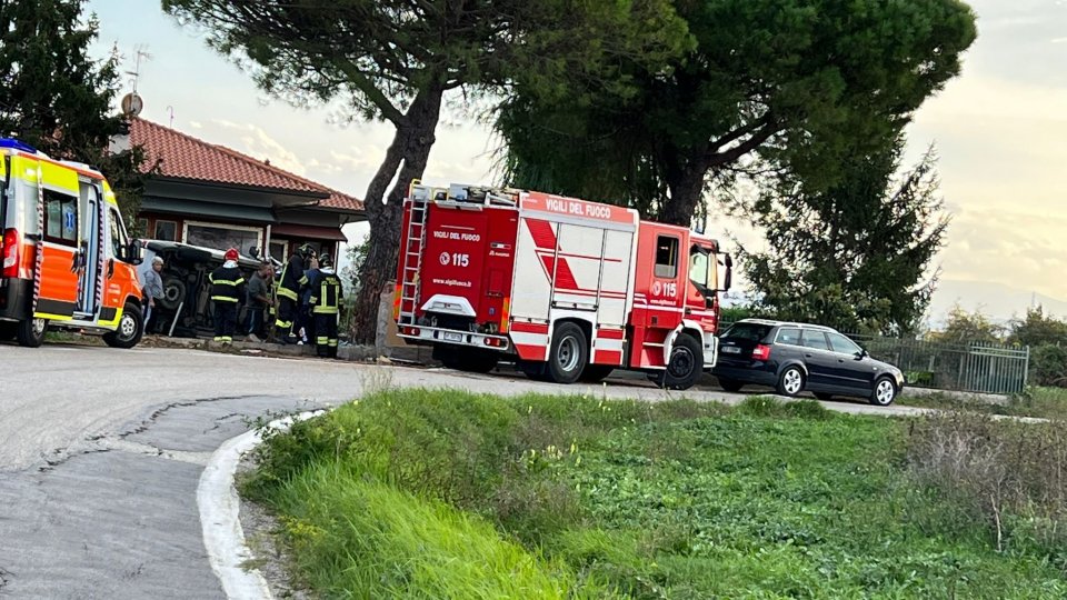 Rimini: furgone perde controllo e abbatte il cancello di un'abitazione