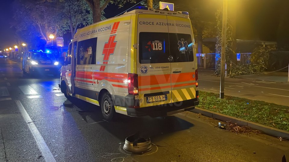 Ambulanza contro auto nella notte a Rimini