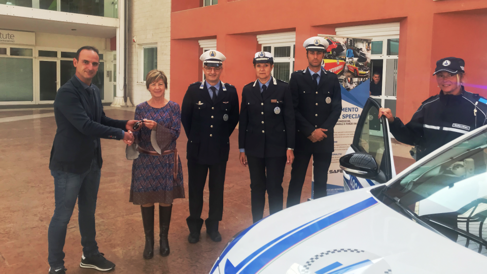 Nuova auto elettrica implementa il parco mezzi della polizia locale