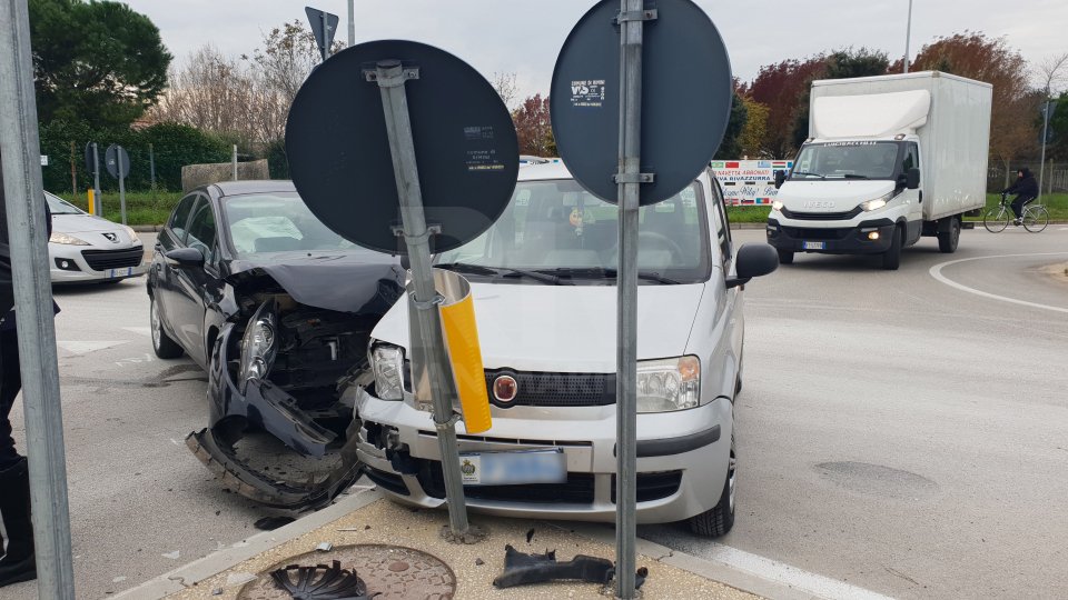 Rimini, auto sammarinese coinvolta in uno scontro in rotatoria [fotogallery]