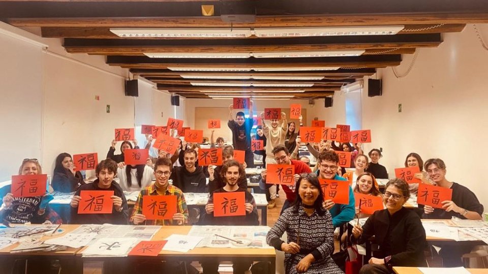 55 studenti dell’Università di San Marino a scuola di calligrafia cinese grazie a un workshop dell’Istituto Confucio