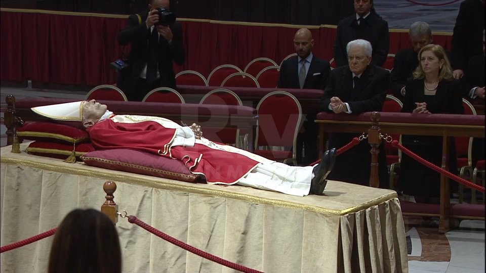 Il Presidente della Repubblica Sergio Mattarella ha reso omaggio a Benedetto XVI prima dell'apertura della basilica vaticana al pubblico.
