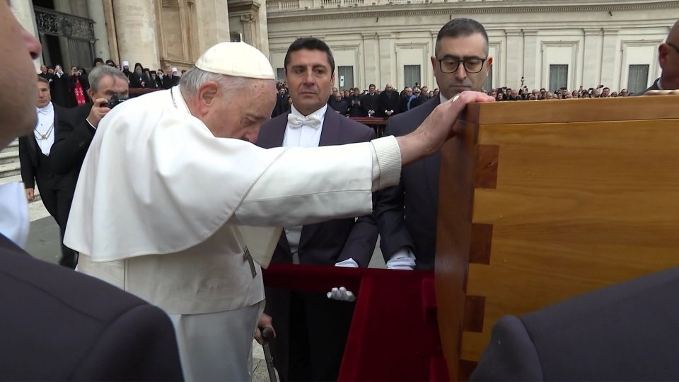 L'immagine forse più toccante dell'addio al Papa emerito