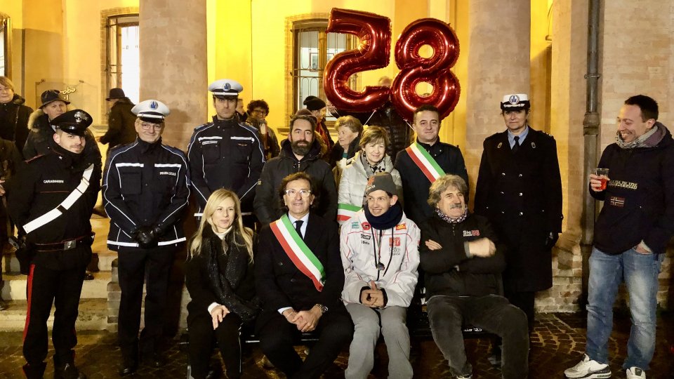 Coriano dedica a Marco Simoncelli una panchina nel giorno del suo compleanno e della ricorrenza di San Sebastiano, patrono del Comune e della Polizia Locale