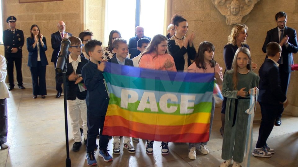 Inaugurata dai Capitani Reggenti “Color for Peace” l’esposizione di disegni per la pace realizzati da giovani studenti di tutto il mondo