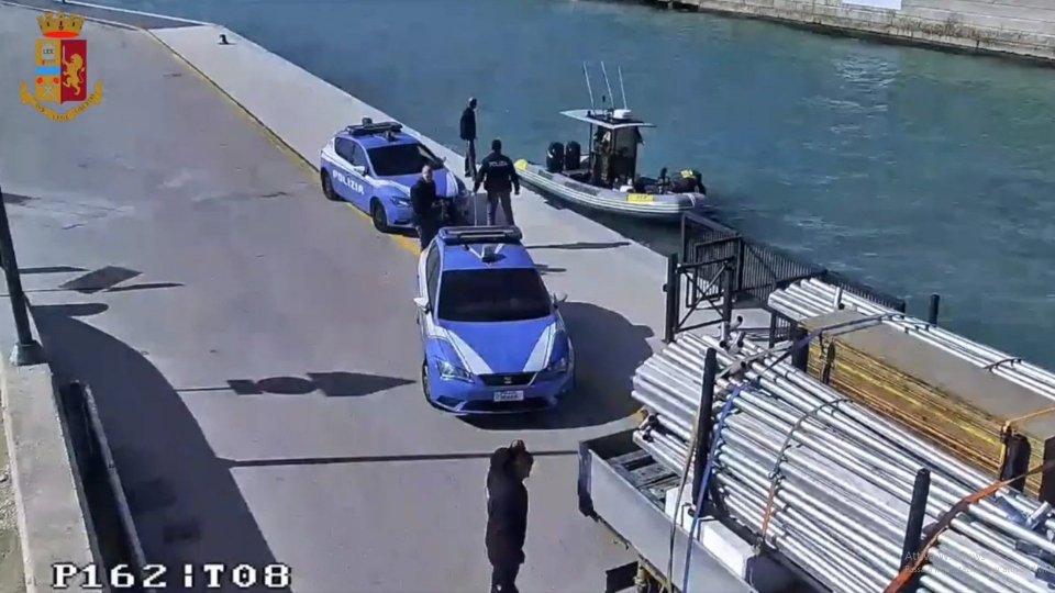 Poliziotto si tuffa e salva una donna nel porto canale di Rimini