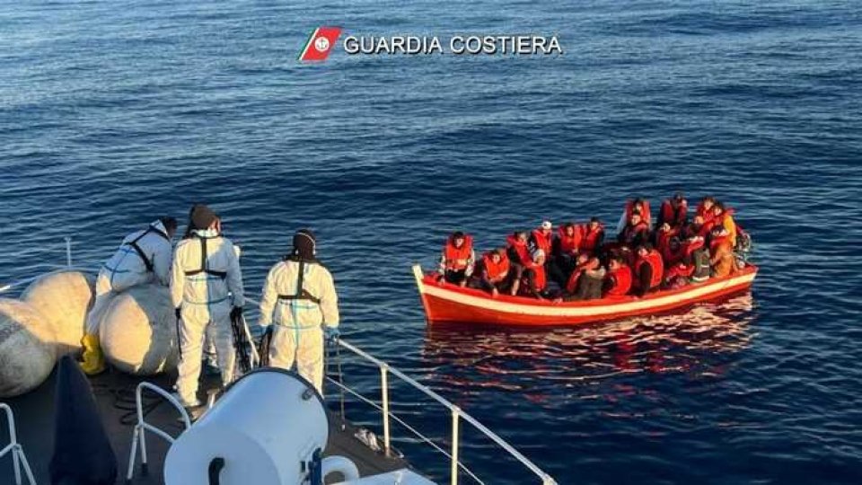 Migranti: soccorsi a 1.200 migranti al largo delle coste siciliane