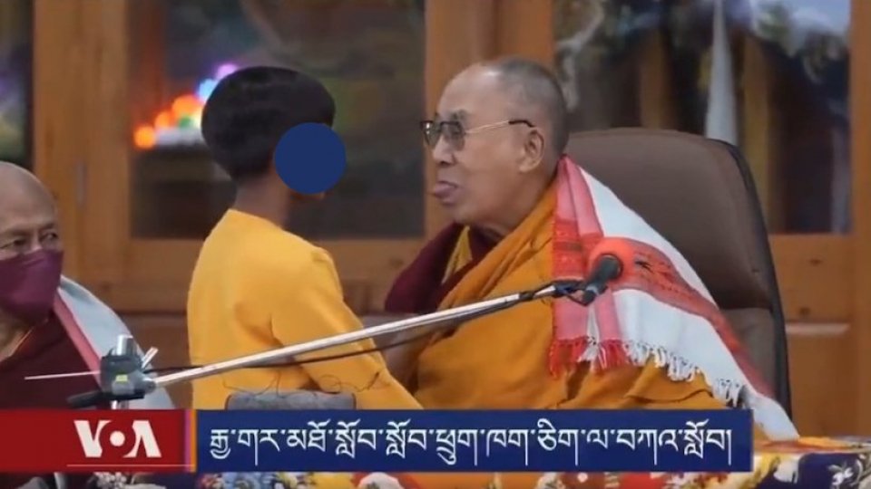 Dalai Lama chiede a bimbo 'succhiami la lingua', poi si scusa