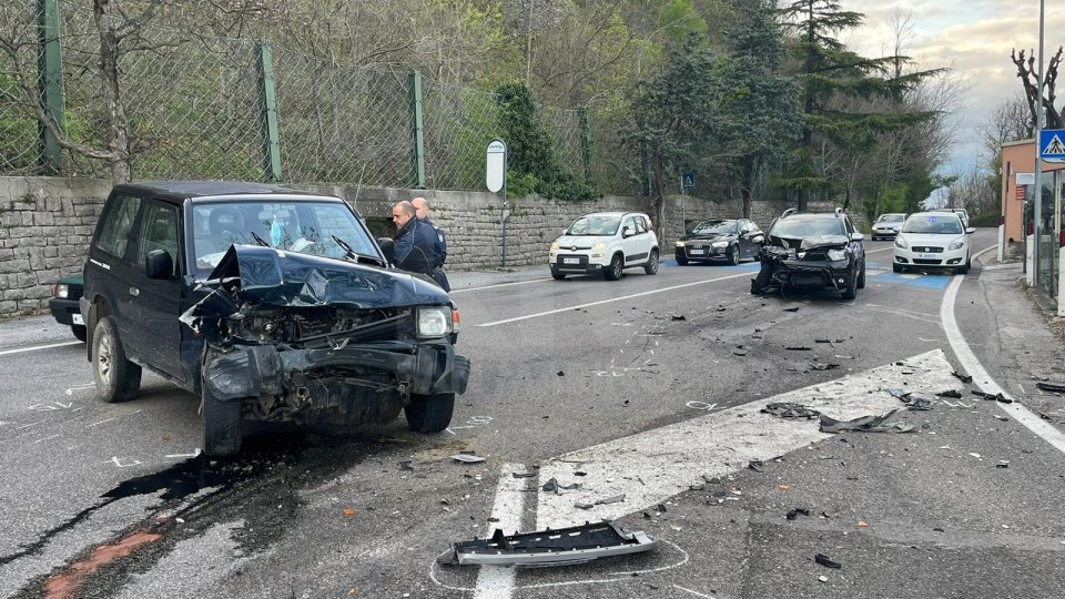 Scontro sulla Sottomontana: ingenti danni alle auto coinvolte [Fotogallery]