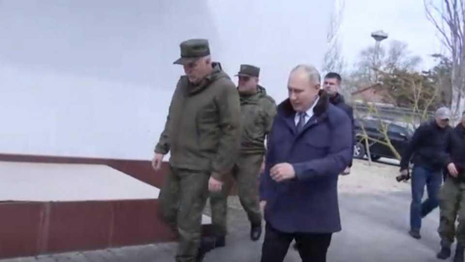 Putin visita una base militare vicino a Kherson