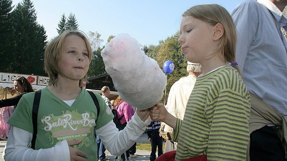 Due bambini assaggiano lo zucchero filato. Immagine di: MatthiasKabel (Licenza creative commons)