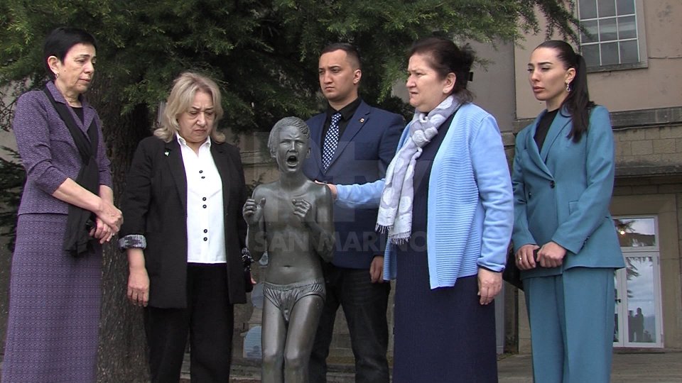 Nel video le interviste a Rita Sidakova, madre di Beslan; Renzo Jarno Vandi, artista e autore della scultura dedicata alle vittime; Anastasia Tuaeva, sopravvissuta alla strage; e Alessandro Bevitori, Libera.
