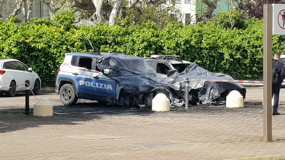 Auto della polizia a fuoco a Rimini, solidarietà dell'Anm