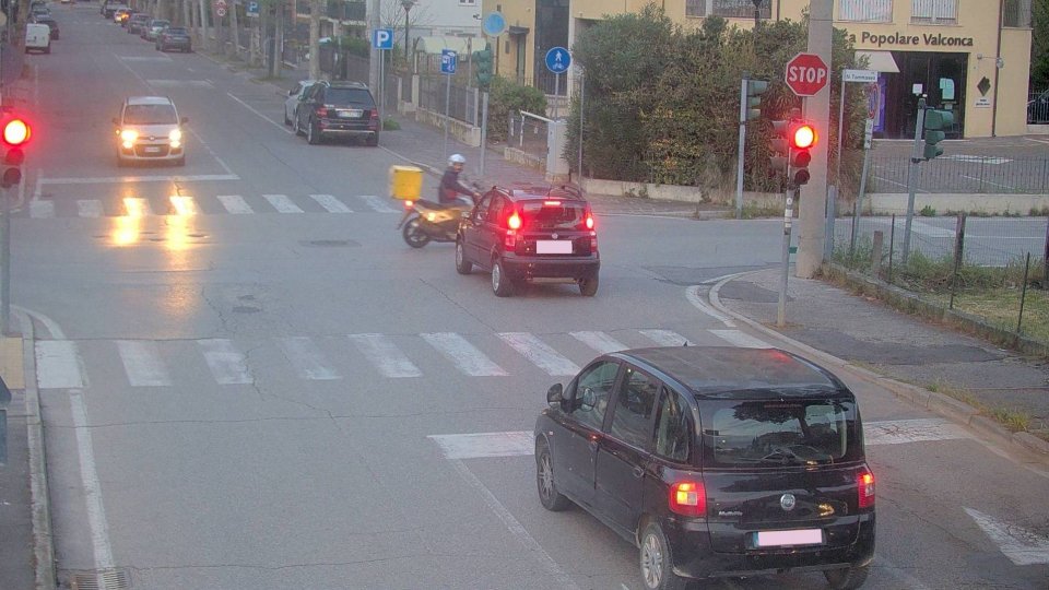 Rimini: passa col rosso, per pochi secondi non travolge un rider