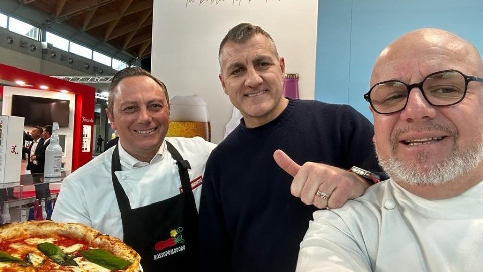 Uno Chef - tra i volti più noti della TV - “svela” i segreti della gastronomia napoletana a Rossopomodoro Rimini