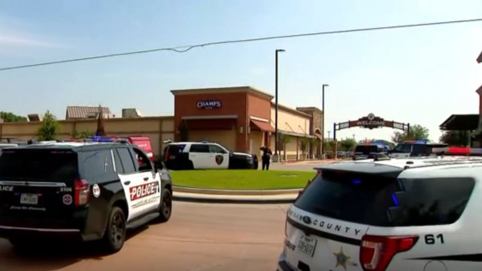 Sparatoria in un centro commerciale in Texas: 9 morti