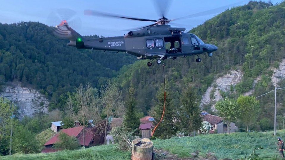 Alluvione Emilia-Romagna: elicotteri Aeronautica Militare in azione per evacuare cittadini da zone isolate e rifornire allevamenti bestiame
