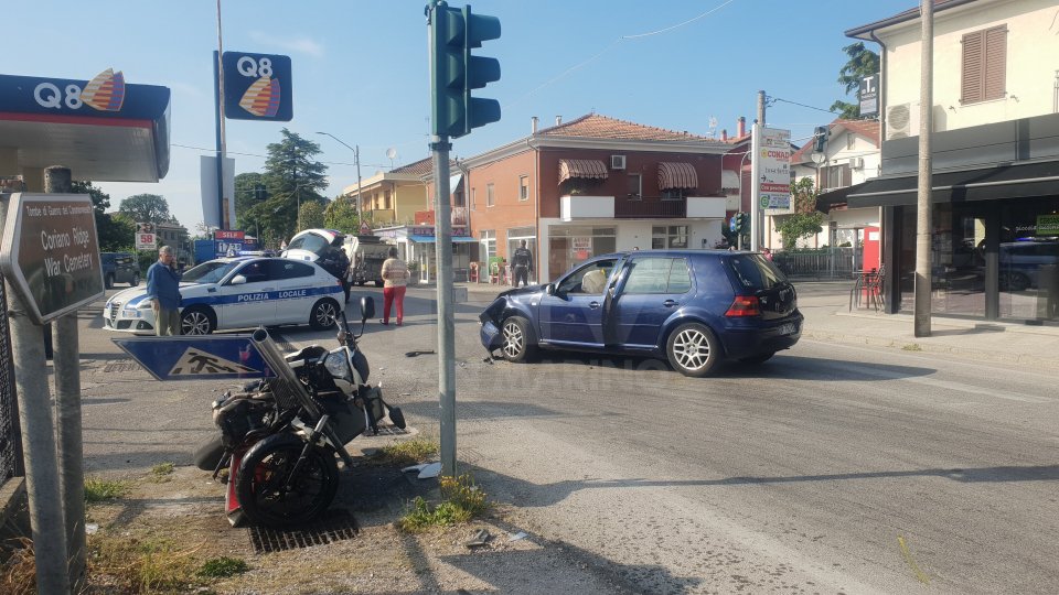 Coriano: due ragazzi coinvolti in uno scontro auto-moto. Centauro in elisoccorso a Cesena