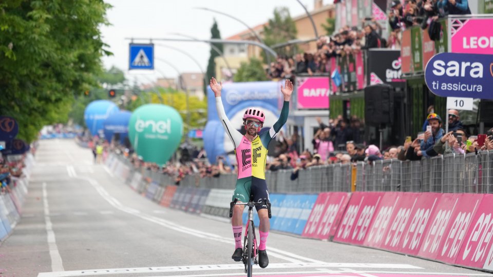 Giro d'Italia: a Fossombrone vince Ben Healy, Leknessund sempre leader.