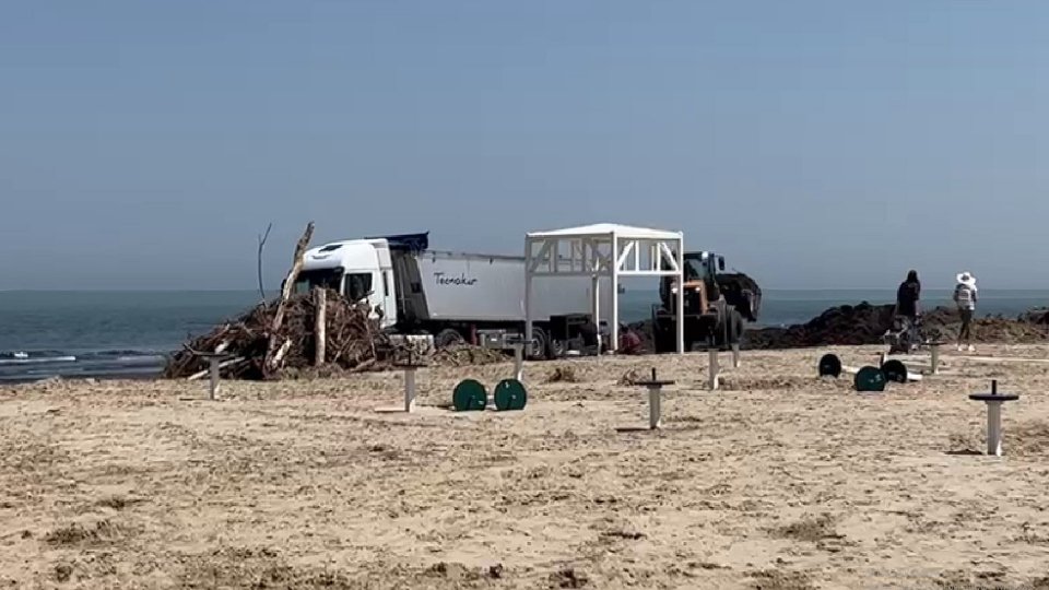 lavori in corso nella spiaggia di Rimini