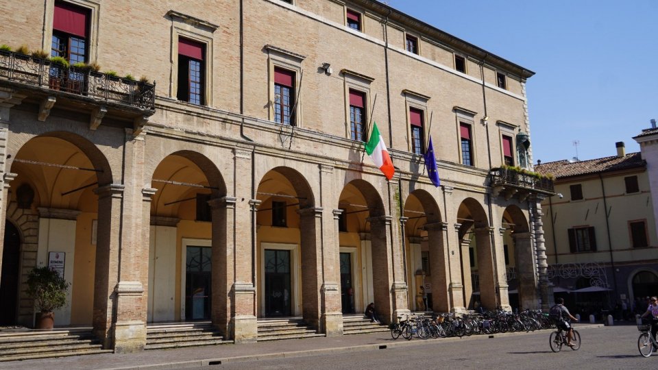 Lutto nazionale per l'alluvione in Emilia Romagna, le bandiere a mezz'asta oggi a Palazzo Garampi