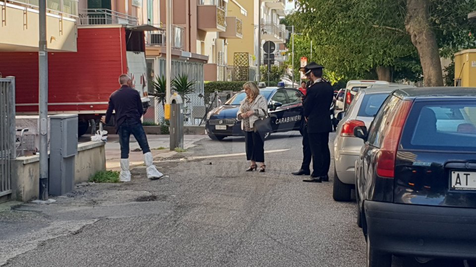Rimini: muore dopo una caduta dal balcone al sesto piano, indagano i Carabinieri [fotogallery]