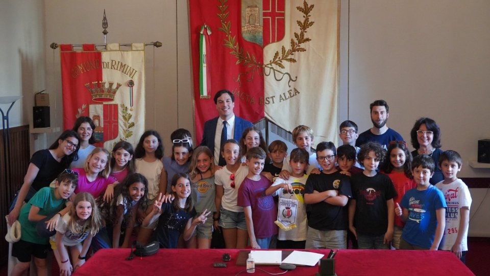 Gli studenti della 5^ ‘C’ di una scuola elementare di Parma in visita al Comune di Rimini per un progetto di cittadinanza attiva