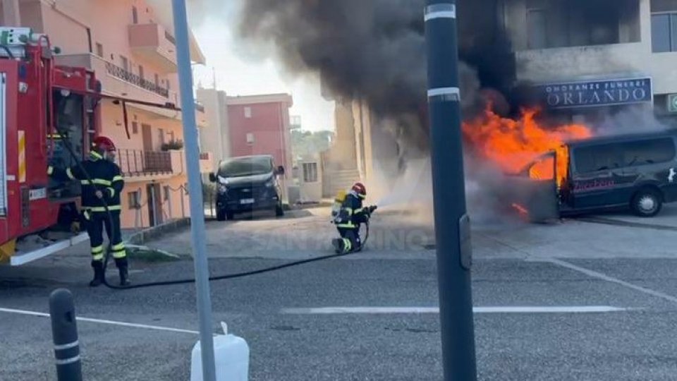 Auto in fiamme a Cailungo: nessun ferito tra gli occupanti [Fotogallery]
