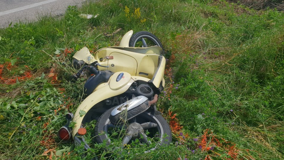 Scontro frontale a Riccione tra auto con targa sammarinese e scooter, grave 23enne
