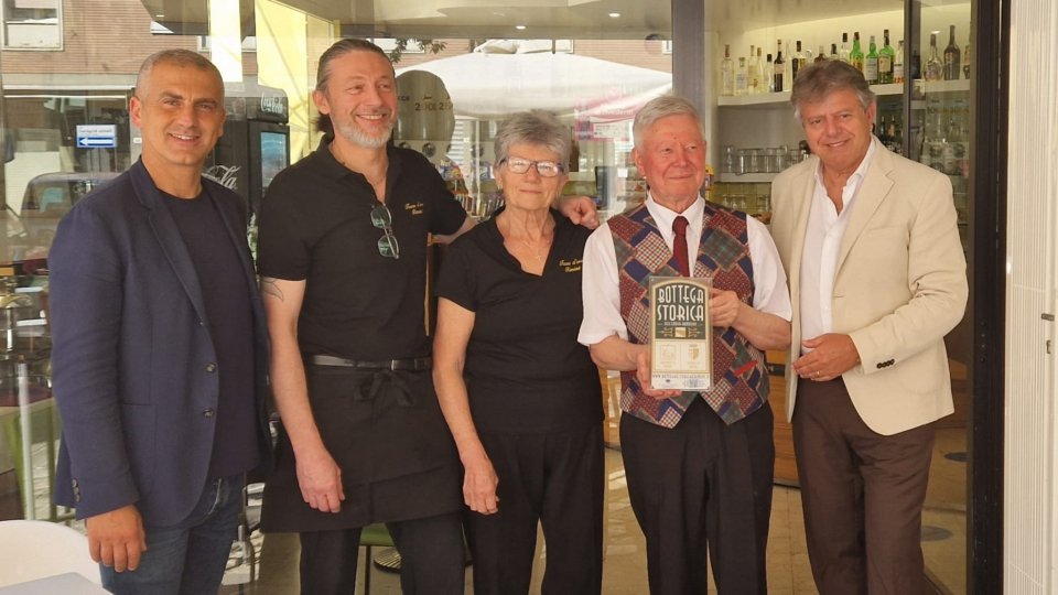 Il sindaco Jamil Sadegholvaad e il presidente provinciale di Confcommercio, Gianni Indino, hanno consegnato al Bar Tazza d’Oro la speciale targa di “Bottega Storica”