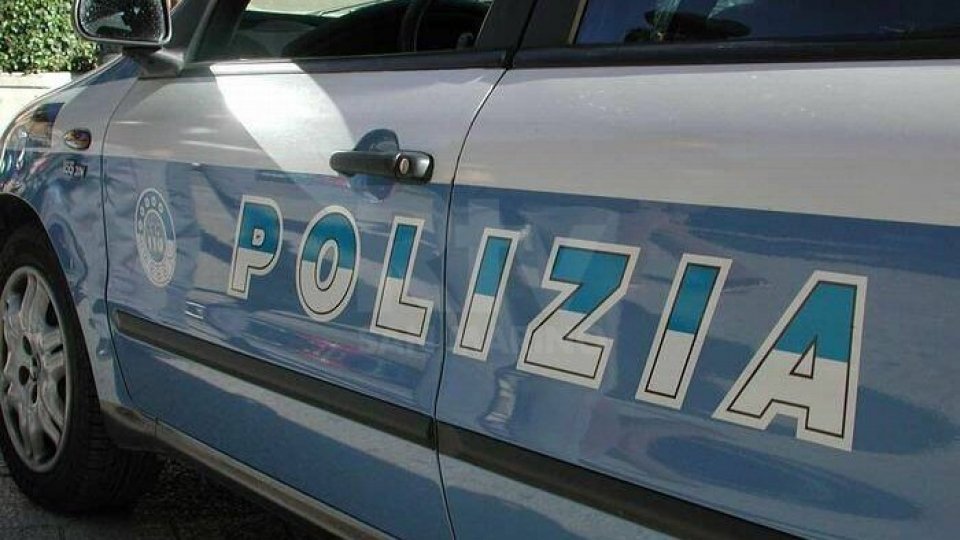 Rimini: sorseggia bottiglia di Xanax e minaccia gli agenti con un coltello, arrestato